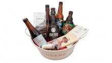 Une élégante bassine rempli de bouteilles en verre de bière et de chocolat