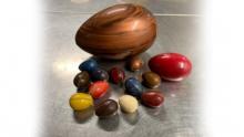 Boîte de Pâques rempli avec des oeufs en chocolat