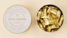 Box de collection en metal ouverte avec 20 pralines artisanales fourré à la pâte d’amande