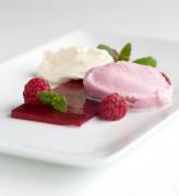 Glace de cuberdons à la gelée de framboise et au blanc-manger au citron
