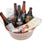 Stijlvolle teil gevuld met glazen flesjes bier en chocolade