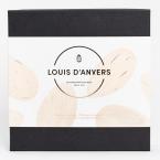 boîte en carton noire avec 28 pralines artisanales fourré à la pâte d’amande