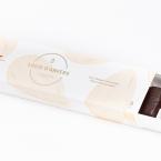 boîte en carton blanc ouverte avec 8 pralines artisanales fourré à la pâte d’amande
