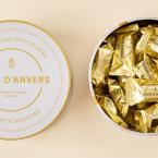 Open tinnen collector box met 20 artisanale pralines gevuld met marsepein