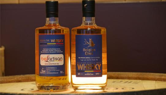 Belartisan single cask whisky i.s.m. The Owl Distillery flessen voor en achter