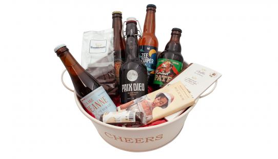 Stijlvolle teil gevuld met glazen flesjes bier en chocolade