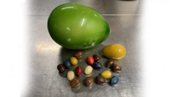 Paasdoos XXL gevuld met 1 groot ei en aangevuld met chocolade eitjes