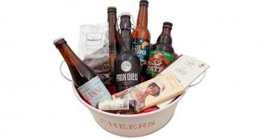 Une élégante bassine rempli de bouteilles en verre de bière et de chocolat