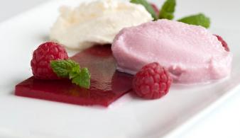 Glace de cuberdons à la gelée de framboise et au blanc-manger au citron